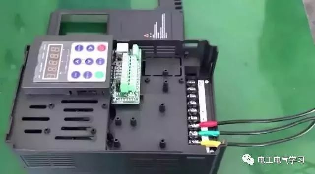 東莞plc編程培訓(xùn),學(xué)好變頻器,先從主電路與控制線路的接線開始,大朗智通培訓(xùn)學(xué)校,電工培訓(xùn) 東莞plc編程培訓(xùn),學(xué)好變頻器,先從主電路與控制線路的接線開始,大朗智通培訓(xùn)學(xué)校,電工培訓(xùn)