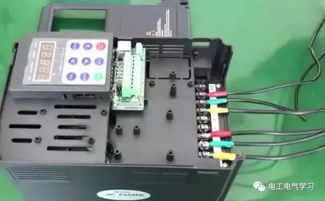 東莞plc編程培訓(xùn),學(xué)好變頻器,先從主電路與控制線路的接線開始,大朗智通培訓(xùn)學(xué)校,電工培訓(xùn) 東莞plc編程培訓(xùn),學(xué)好變頻器,先從主電路與控制線路的接線開始,大朗智通培訓(xùn)學(xué)校,電工培訓(xùn)